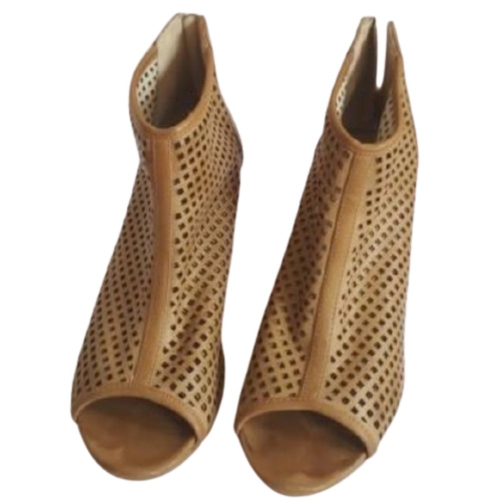 💥host pick💥 Steve Madden perforated ankle boots - Picture 3 of 7
